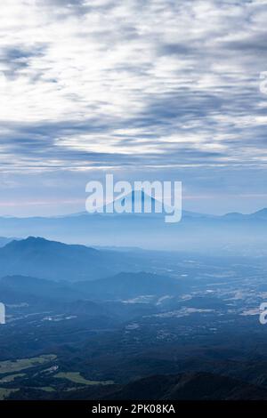 Vista distante del Monte Fuji, dalla cima del Monte Akadake (il più alto della catena montuosa dello Yatsugatake, 2899m), Nagano, Giappone, Asia orientale, Asia Foto Stock