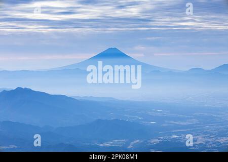 Vista distante del Monte Fuji, dalla cima del Monte Akadake (il più alto della catena montuosa dello Yatsugatake, 2899m), Nagano, Giappone, Asia orientale, Asia Foto Stock