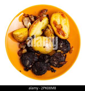 Salsiccia di sangue fritta con patate servite al piatto Foto Stock