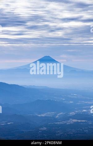 Vista distante del Monte Fuji, dalla cima del Monte Akadake (il più alto della catena montuosa dello Yatsugatake, 2899m), Nagano, Giappone, Asia orientale, Asia Foto Stock