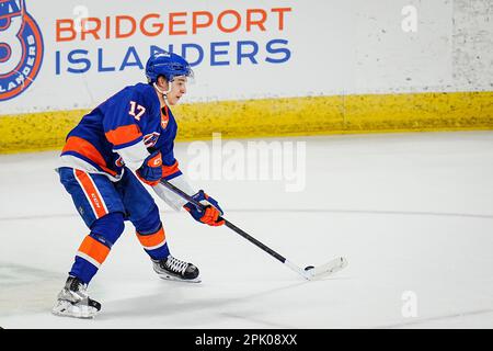 Bridgeport, Connecticut, Stati Uniti. 4th Apr, 2023. Bridgeport Islanders Ruslan Iskhakov (17) muove il disco durante una partita della American Hockey League contro gli Springfield Thunderbirds alla Total Mortgage Arena di Bridgeport, Connecticut. Rusty Jones/Cal Sport Media/Alamy Live News Foto Stock