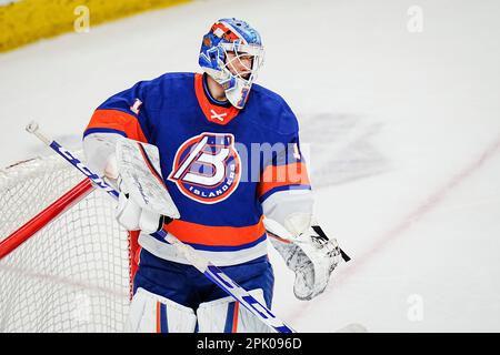 Bridgeport, Connecticut, Stati Uniti. 4th Apr, 2023. Bridgeport Islanders Jakub Skarek (1) si estende durante una partita della American Hockey League contro gli Springfield Thunderbirds alla Total Mortgage Arena di Bridgeport, Connecticut. Rusty Jones/Cal Sport Media/Alamy Live News Foto Stock