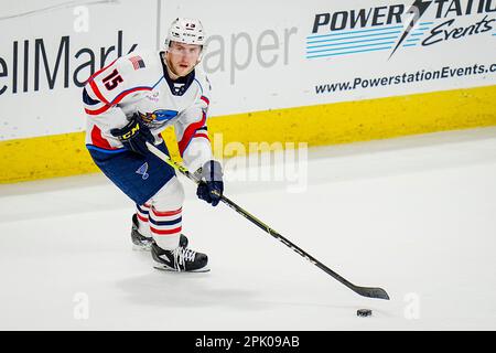 Bridgeport, Connecticut, Stati Uniti. 4th Apr, 2023. Springfield Thunderbirds Scott Perunovich (15) muove il disco durante una partita della American Hockey League contro i Bridgeport Islanders alla Total Mortgage Arena di Bridgeport, Connecticut. Rusty Jones/Cal Sport Media/Alamy Live News Foto Stock