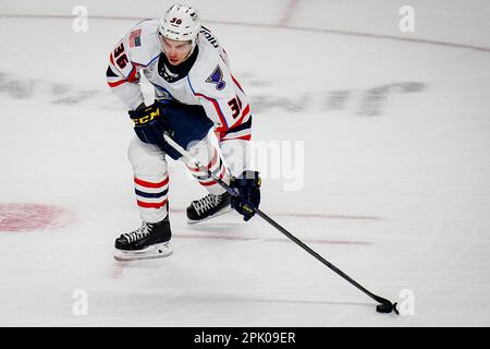 Bridgeport, Connecticut, Stati Uniti. 4th Apr, 2023. Springfield Thunderbirds Matthew Highmore (36) sposta il disco durante una partita della American Hockey League contro i Bridgeport Islanders alla Total Mortgage Arena di Bridgeport, Connecticut. Rusty Jones/Cal Sport Media/Alamy Live News Foto Stock