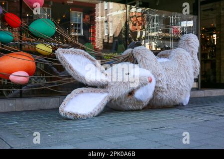 Londra, Regno Unito. 04 aprile 2023. Coniglietti di Pasqua giganti e uova fuori dal negozio di vini Hedonism a Mayfair - decorazione di Pasqua. © Waldemar Sikora Foto Stock