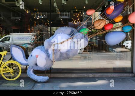 Londra, Regno Unito. 04 aprile 2023. Coniglietti di Pasqua giganti e uova fuori dal negozio di vini Hedonism a Mayfair - decorazione di Pasqua. © Waldemar Sikora Foto Stock