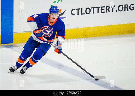 Bridgeport, Connecticut, Stati Uniti. 4th Apr, 2023. Bridgeport Islanders Dennis Cholowski (4) gestisce il disco durante una partita della American Hockey League contro gli Springfield Thunderbirds alla Total Mortgage Arena di Bridgeport, Connecticut. Rusty Jones/Cal Sport Media/Alamy Live News Foto Stock