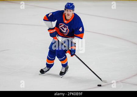 Bridgeport, Connecticut, Stati Uniti. 4th Apr, 2023. Bridgeport Islanders Dennis Cholowski (4) gestisce il disco durante una partita della American Hockey League contro gli Springfield Thunderbirds alla Total Mortgage Arena di Bridgeport, Connecticut. Rusty Jones/Cal Sport Media/Alamy Live News Foto Stock