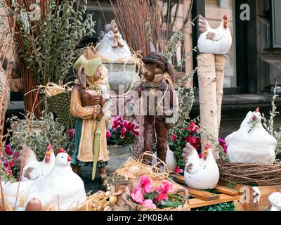 Yerevan, Armenia - 27 marzo 2023: Bella composizione pasquale con lepri, galline e fiori all'aperto. Scena di genere festivo, focalizzazione selettiva Foto Stock