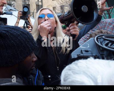 New York, New York, Stati Uniti. 4th Apr, 2023. MARJORIE TAYLOR GREENE (repubblicano della Georgia), rappresentante degli Stati Uniti, parla a un raduno a sostegno dell'ex presidente degli Stati Uniti Donald J. Trump al tribunale penale di Manhattan. (Credit Image: © Bruce Cotler/ZUMA Press Wire) SOLO PER USO EDITORIALE! Non per USO commerciale! Foto Stock