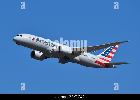 Tokyo, Giappone - 19 marzo 2023: Aereo passeggeri American Airlines Boeing B787-8 Dreamliner (N880BJ). Foto Stock