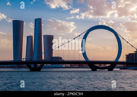 Lusail, Qatar - 04 aprile 2023: Plaza Tower Lusail con Arch Bridge tramonto Foto Stock