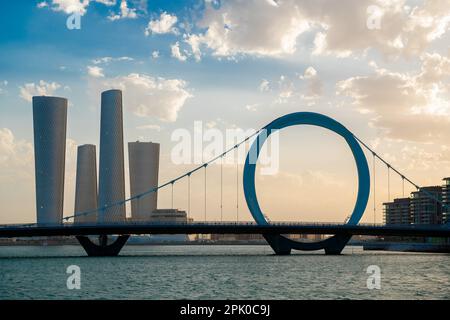 Lusail, Qatar - 04 aprile 2023: Plaza Tower Lusail con Arch Bridge tramonto Foto Stock