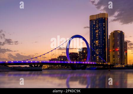 Lusail, Qatar - 04 aprile 2023: Plaza Tower Lusail con Arch Bridge tramonto Foto Stock