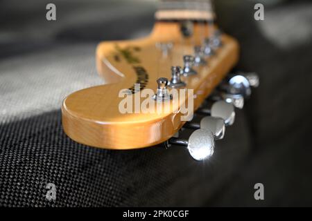 Christchurch, Nuova Zelanda - 02 aprile 2023: Stratocaster Fender Electric Guitar Head Stock Closeup 1 Foto Stock