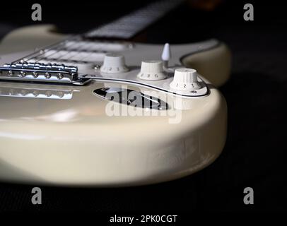 Christchurch, Nuova Zelanda - 02 aprile 2023: Stratocaster Fender chitarra elettrica corpo & Knobs Closeup 1 Foto Stock