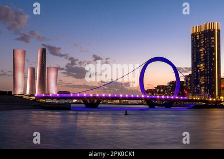 Lusail, Qatar - 04 aprile 2023: Plaza Tower Lusail con Arch Bridge tramonto Foto Stock