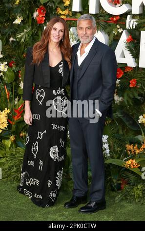 Julia Roberts e George Clooney partecipano alla prima mondiale del cinema 'Ticket to Paradise' all'Odeon Luxe Leicester Square di Londra. Foto Stock