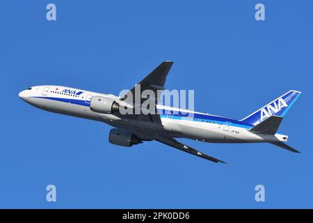 Tokyo, Giappone - 19 marzo 2023: Tutti gli aerei passeggeri Nippon Airways (ANA) Boeing B777-200ER (JA741A). Foto Stock