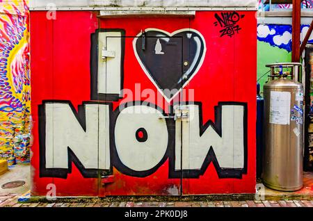 Graffiti è esposto in Fishbone Alley, 2 aprile 2023, a Gulfport, Mississippi. Il vicolo in mattoni è pieno di graffiti e arte Foto Stock