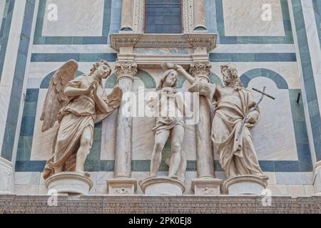 Statue di marmo sul Duomo di Firenze Foto Stock