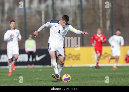 Cracovia, Polonia. 28th Mar, 2023. Stefan Lekovic di Serbia in azione durante il Campionato europeo Under-19 2023-Elite round Match tra Polonia e Serbia al Centro di addestramento di Cracovia. Punteggio finale; Polonia 2:2 Serbia. Credit: SOPA Images Limited/Alamy Live News Foto Stock