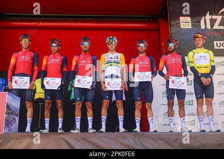 Viana, Spagna, 4th aprile 2023: I piloti INEOS Grenadiers durante la 2nd° tappa del Paese Basco Itzulia tra Viana e Leitza, il 04 aprile 2023, a Viana, Spagna. Credit: Alberto Brevers / Alamy Live News Foto Stock