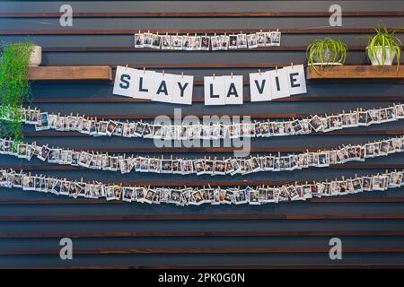 Istantanee client collegate a stringhe su un muro in un business di Vancouver British Columbia Canada Foto Stock