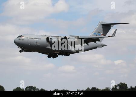 SAC 01, un Boeing C-17A Globemaster III gestito dalla NATO Strategic Airlift Capability (SAC) Heavy Airlift Wing, che arriva a RAF Fairford in Gloucestershire, Inghilterra, per partecipare al Royal International Air Tattoo 2022 (RIAT 2022). Sebbene gestito dalla NATO, l'aereo ha sede presso la base aerea di Pápa in Ungheria e indossa le insegne dell'aeronautica ungherese. Foto Stock