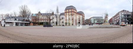 Friedensplatz, grande piazza con il Palazzo Ducale nel centro della città, vista panoramica dal lato nord, Darmstadt, Germania Foto Stock