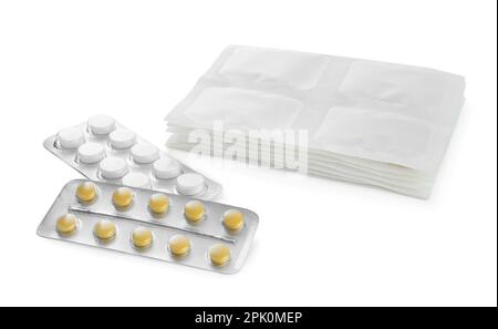 Pila di cerotti e pillole di senape su sfondo bianco Foto Stock