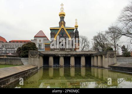 St Mary Magdalene Chapel, storica chiesa ortodossa russa a Mathildenhoehe, vista sulla piscina di riflessione di fronte a Darmstadt, Germania Foto Stock