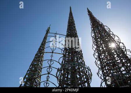 Watts, California, USA - 25 febbraio 2023: Il sole del pomeriggio splende sulle Watts Towers dell'artista Simon Rodia, un bell'esempio di Art Brut. Foto Stock