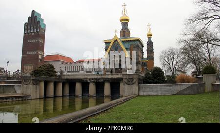 St Cappella di Maria Maddalena, storica chiesa ortodossa russa a Mathildenhoehe, costruita nel 1897-1899, Torre nuziale sullo sfondo, Darmstadt, Germania Foto Stock