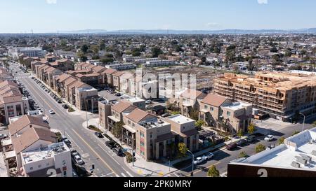 Watts, California, USA - 25 febbraio 2023: Vista aerea pomeridiana della demolizione e della ristrutturazione dei progetti Jordan Downs. Foto Stock