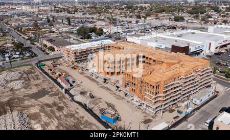 Watts, California, USA - 25 febbraio 2023: Vista aerea pomeridiana della demolizione e della ristrutturazione dei progetti Jordan Downs. Foto Stock