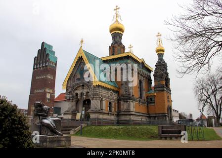 St Cappella di Maria Maddalena, storica chiesa ortodossa russa a Mathildenhohe, costruita tra il 1897 e il 1899, Torre nuziale sullo sfondo, Darmstadt, Germania Foto Stock