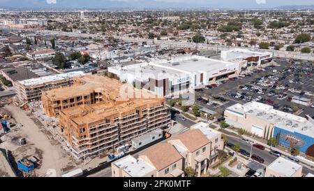 Watts, California, USA - 25 febbraio 2023: Vista aerea pomeridiana della demolizione e della ristrutturazione dei progetti Jordan Downs. Foto Stock