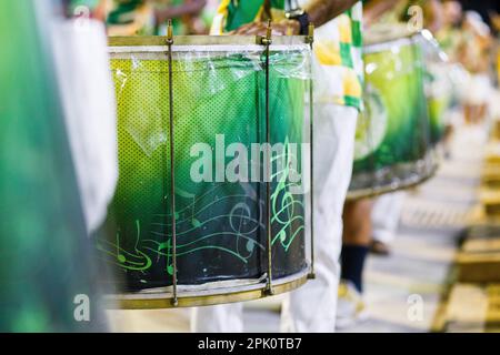 I tamburi della scuola di samba Império da Tijuca - 04 febbraio 2023 : la scuola di Samba che si svolge prima delle sfilate di Carnevale a Rio de Janeiro. Foto Stock