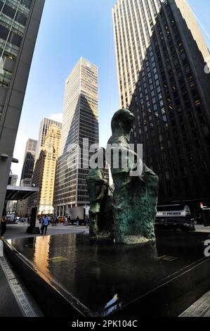 Jim Dine's Venus De Milo Sculptures all'angolo tra la 6th Ave. E la W 53rs Street a Manhattan, New York City, USA. Foto Stock