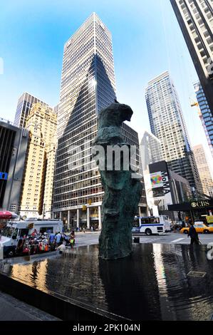 Jim Dine's Venus De Milo Sculptures all'angolo tra la 6th Ave. E la W 53rs Street a Manhattan, New York City, USA. Foto Stock