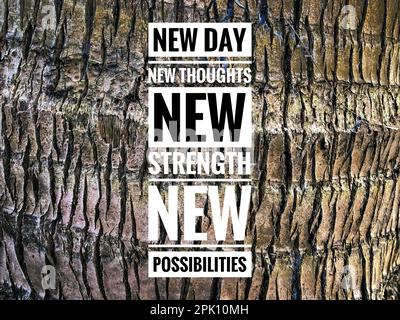 Citazione motivazionale con frase NUOVO GIORNO, NUOVI PENSIERI, NUOVA FORZA, NUOVE POSSIBILITÀ Foto Stock
