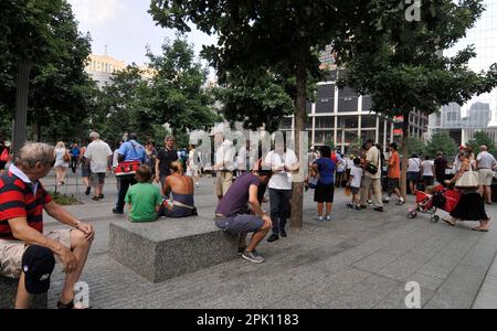 Turista seduta presso il 9/11 Memorial a Ground Zero a Lower Manhattan, New York City, USA. Foto Stock