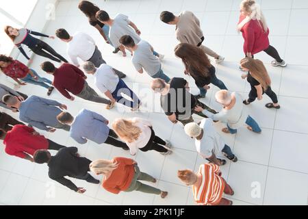 Gruppo di persone informali che camminano nel corridoio in ufficio Foto Stock