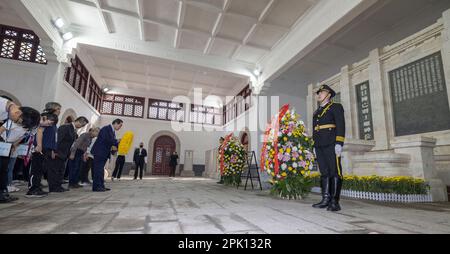 Chongqing, Provincia cinese di Hunan. 1st Apr, 2023. Ma Ying-jeou, ex presidente del partito cinese di Kuomintang (KMT), visita una sala commemorativa dedicata agli ufficiali militari e ai soldati che hanno sacrificato la loro vita durante la guerra popolare cinese di resistenza contro l'aggressione giapponese a Hengyang, provincia centrale della Cina Hunan, 1 aprile 2023. PER ANDARE CON 'ma Ying-jeou rende omaggio ai martiri durante la guerra di resistenza contro l'aggressione giapponese' Credit: CAI Yang/Xinhua/Alamy Live News Foto Stock