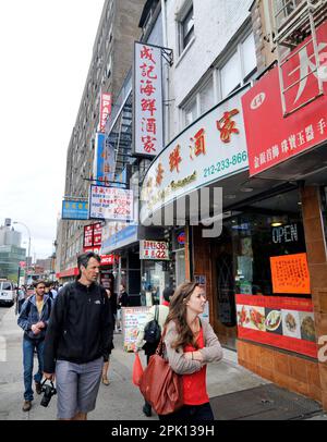 Camminando su Bowery Street a Chinatown a Manhattan, New York City, NY, USA. Foto Stock