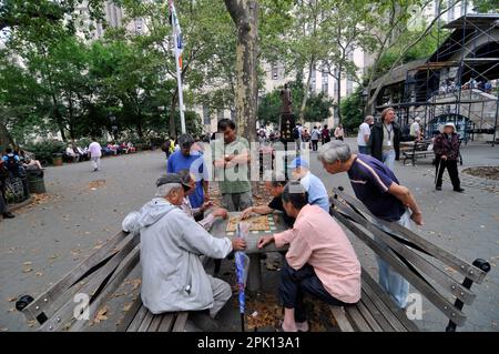 Dr. Sun Yat-Sen Plaza al Columbus Park a Chinatown, Manhattan, New York City, USA. Foto Stock