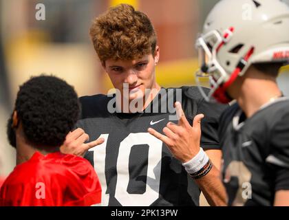 Bowling Green, Kentucky. 04/04/2023, Quarterback Caden Veltkamp (10) dei WKU Hilltoppers durante il campo di Primavera Day #7 a Houchen Industries-L.T. Smith Stadium il 4 aprile 2023 a Bowling Green, Kentucky. Foto di Steve Roberts/WKU Athletics Foto Stock