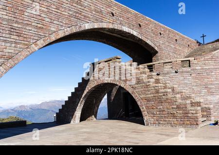 Tamaro, Svizzera - 03 ottobre 2018: Cappella di Santa Maria degli Angeli sul Monte Tamaro dell'arcetto svizzero Mario Botta nel Canton Ticino, Svizzera Foto Stock