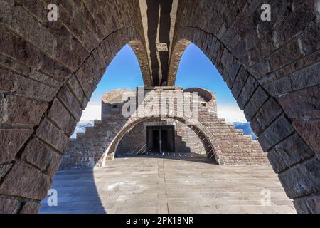 Tamaro, Svizzera - 03 ottobre 2018: Cappella di Santa Maria degli Angeli sul Monte Tamaro dell'arcetto svizzero Mario Botta nel Canton Ticino, Svizzera Foto Stock